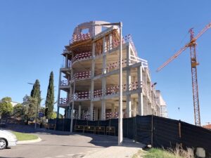 Prédio está a ser construído em cima do passeio IMG 20220926 165133