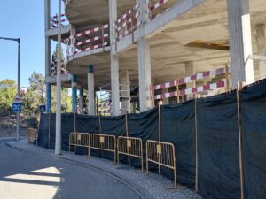 Prédio está a ser construído em cima do passeio IMG 20220926 165246