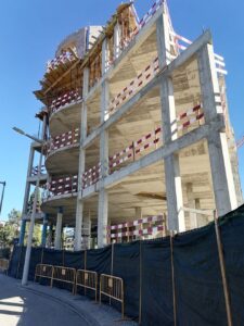 Prédio está a ser construído em cima do passeio IMG 20220926 165258