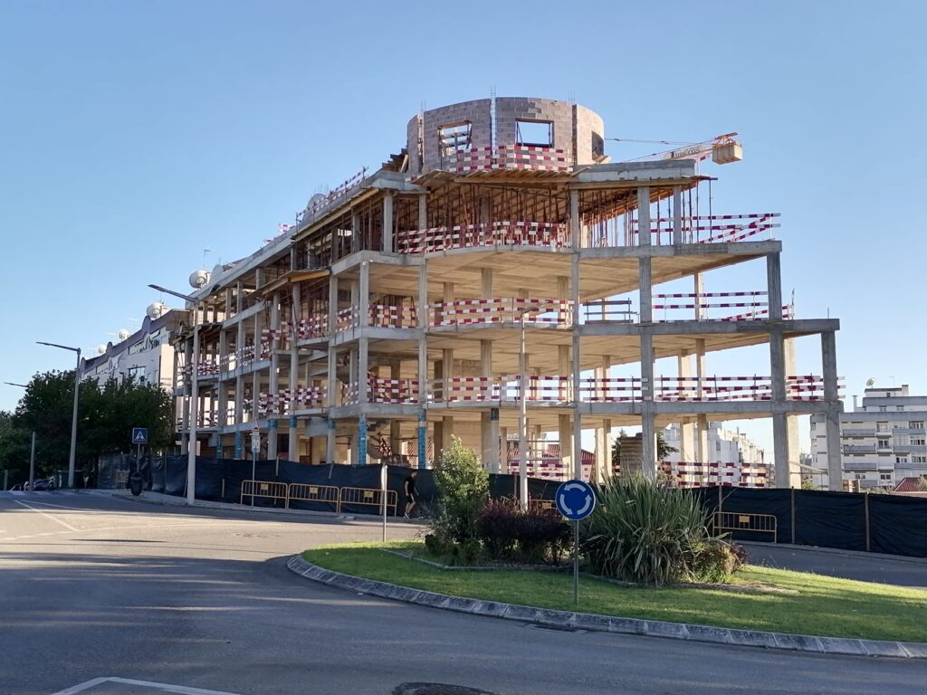 Prédio está a ser construído em cima do passeio IMG 20220926 181314