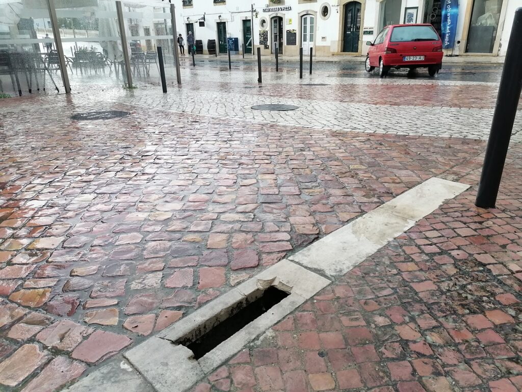 Perigos espreitam na via pública buraco IMG 20221023 170201