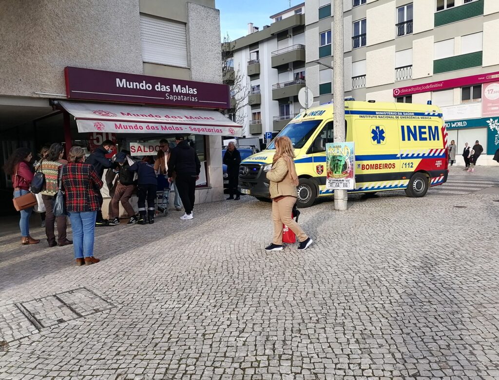 Homem caído no chão espera mais de uma hora por socorro IMG 20230210 162753