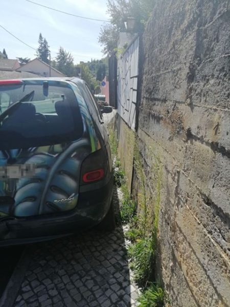 Apesar da multa, carro continua em cima do passeio 72639512 2400104126924749 7911403628374523904 n