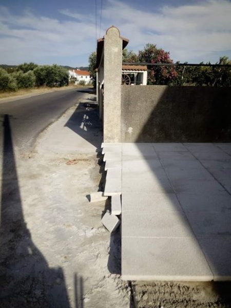 Entulho dificulta passagem de peões em Valdonas valdonas 8 7113832941008830437 n