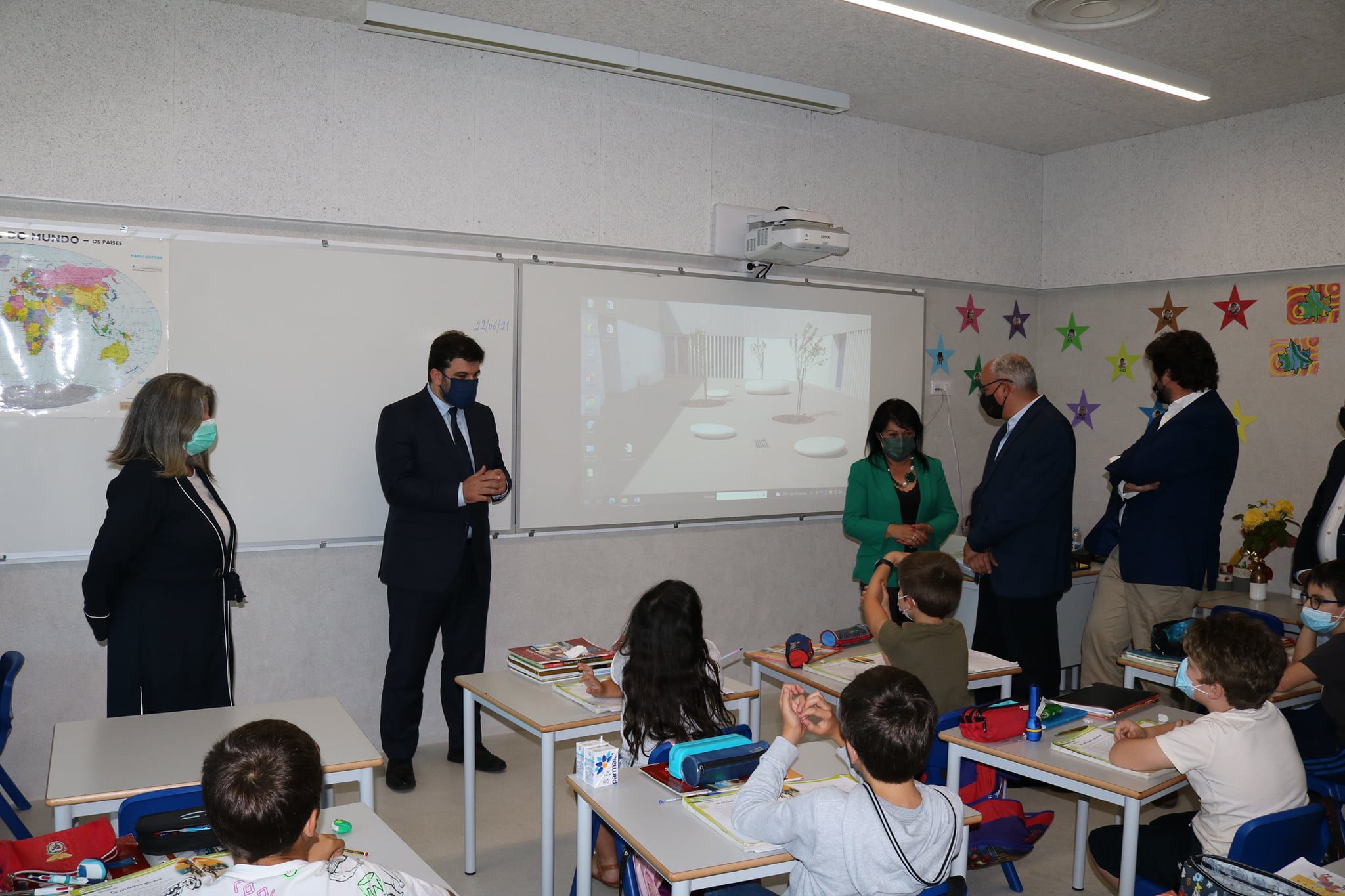 Ministro da educação brincou ao “macaquinho do chinês” na Linhaceira escola 68 2681263964524974822 n