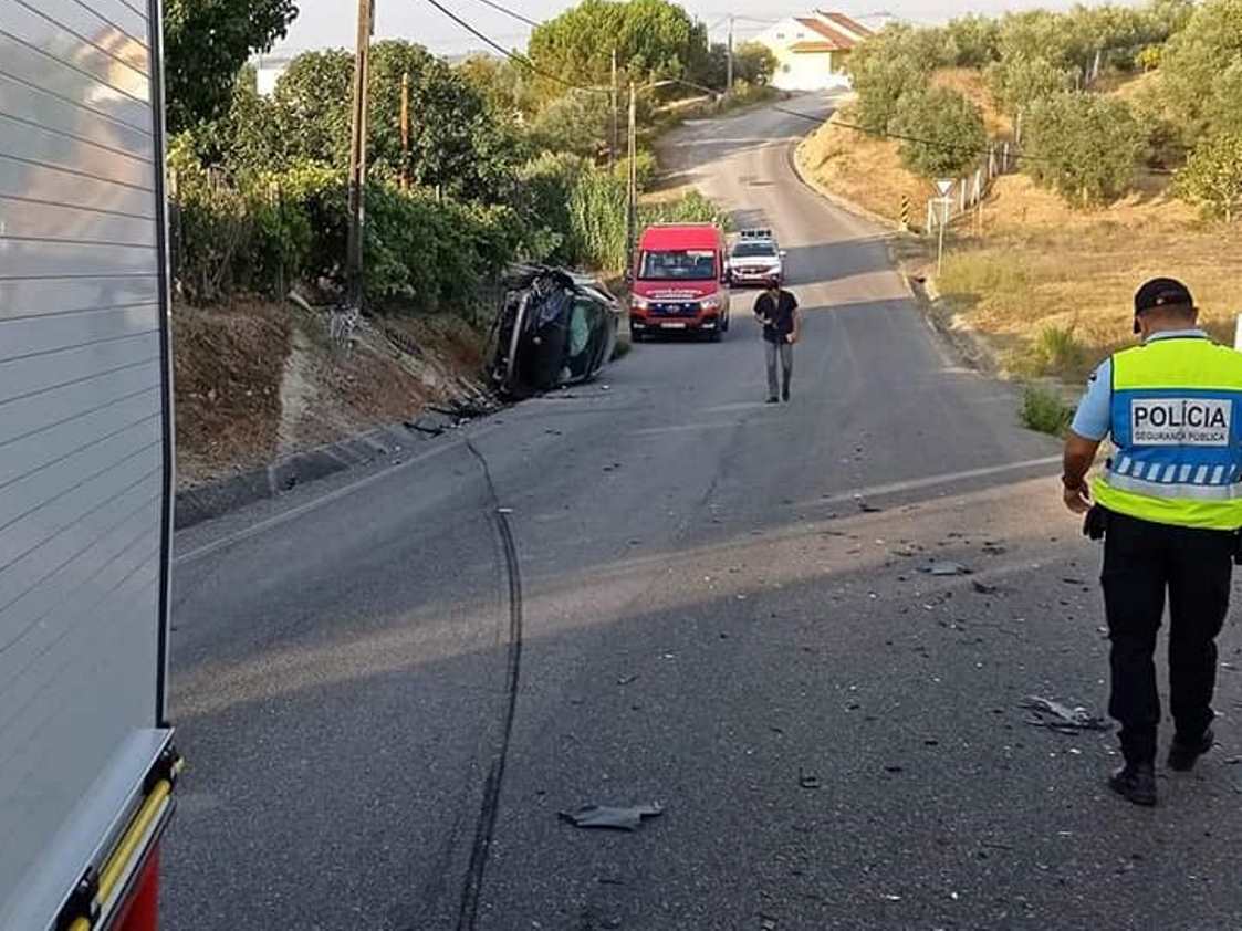 Criança ficou ferida em colisão entre dois veículos ligeiros acid 1158841 6772863858649814168 n