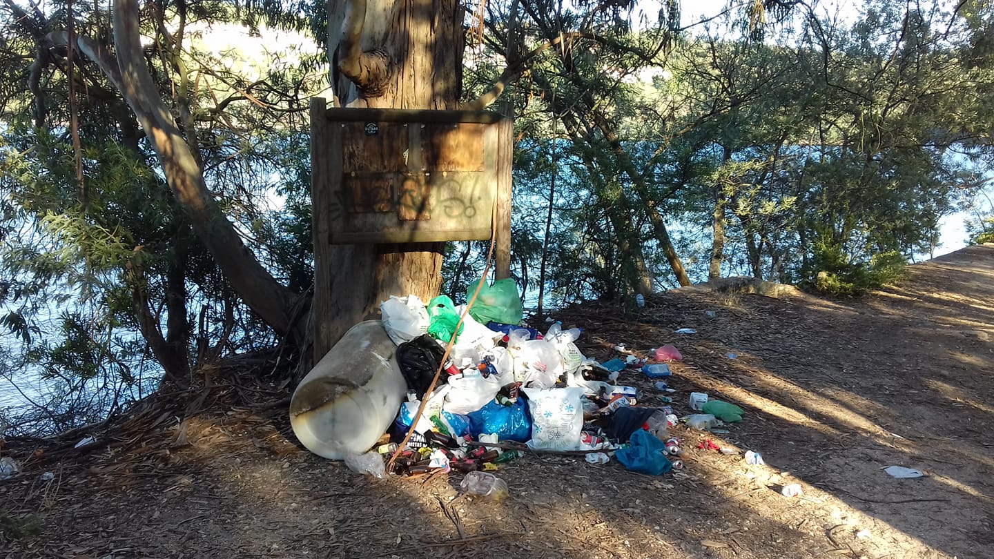 Lixo acumula-se no açude de pedra e na praia de Alverangel lixo 9 2121026088052846290 n