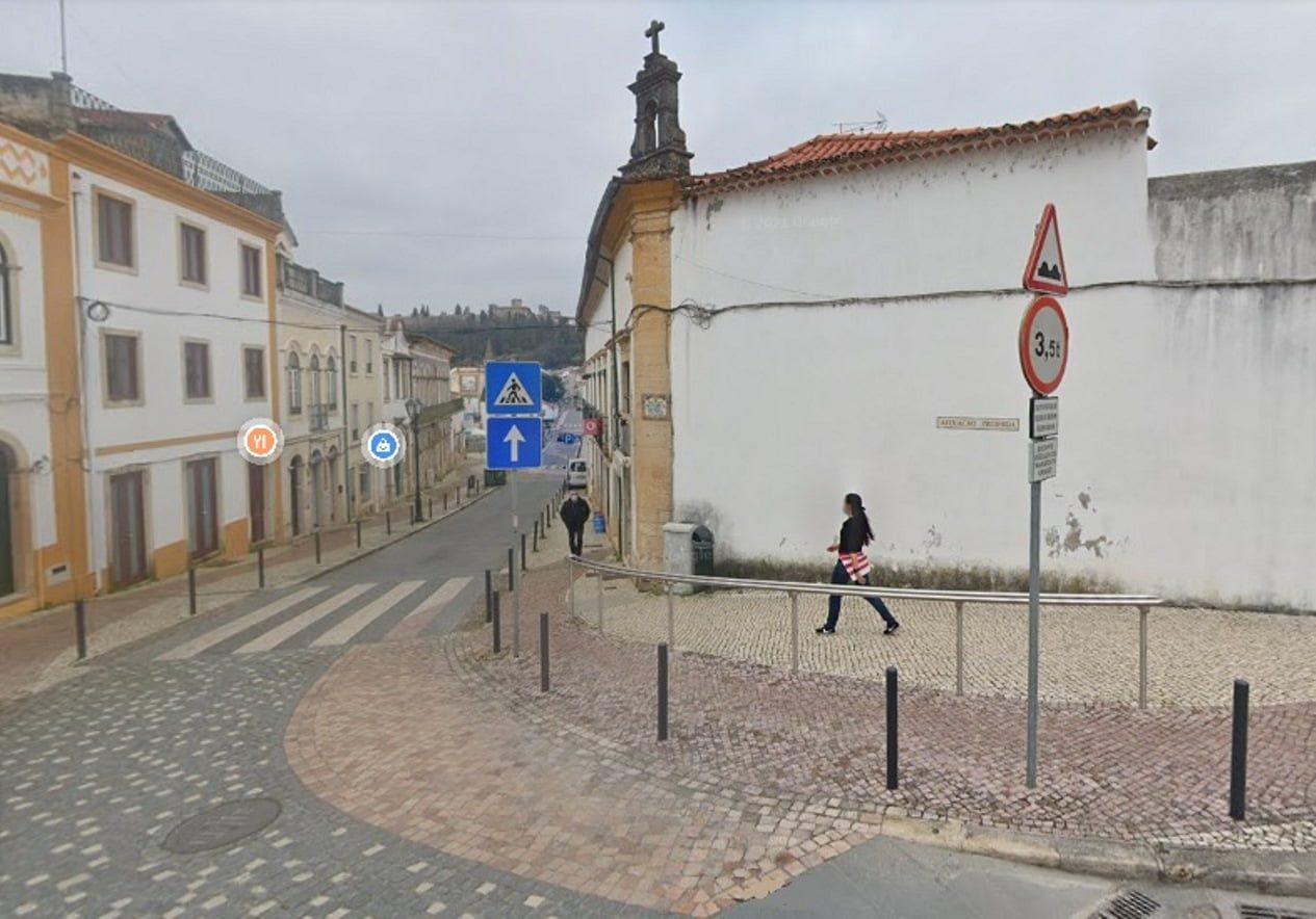 Comerciante fratura perónio em queda num passeio escorregadio rampa perigo