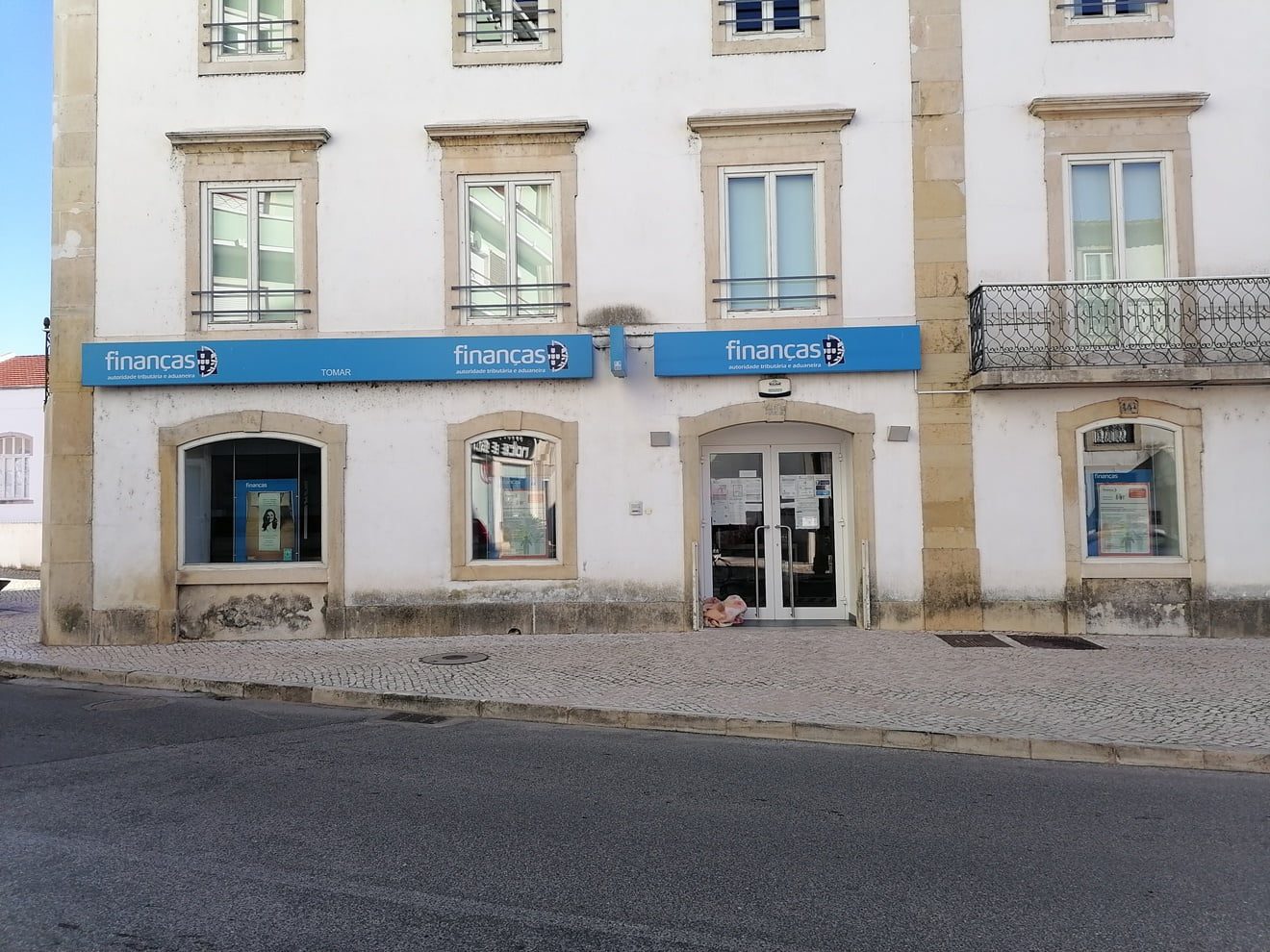 Sem abrigo dorme à porta das finanças financas sem abrigo IMG 20211114 102041
