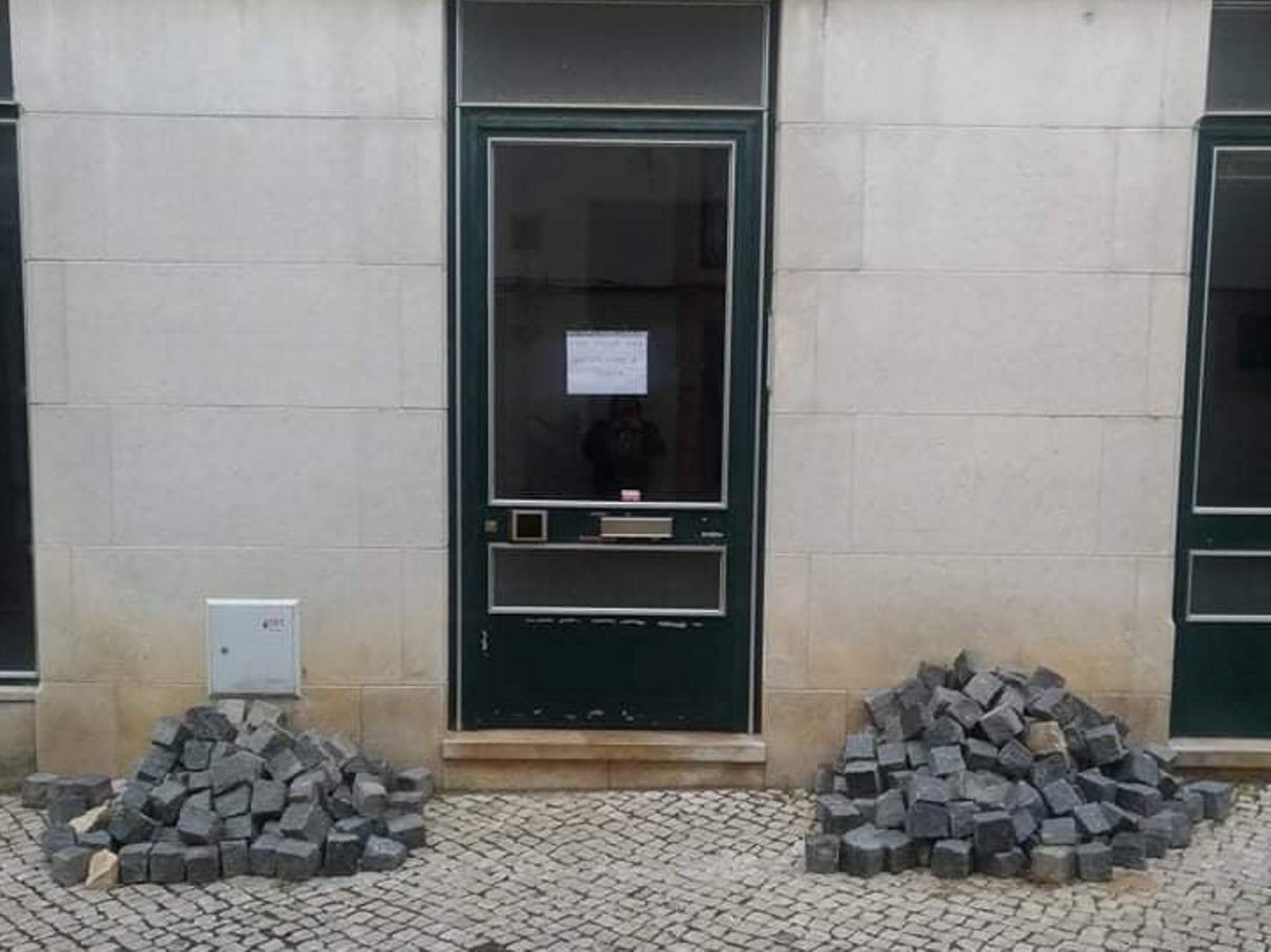 Pedras ocupam passeio no centro histórico pedras 6911 2201040987830919844 n