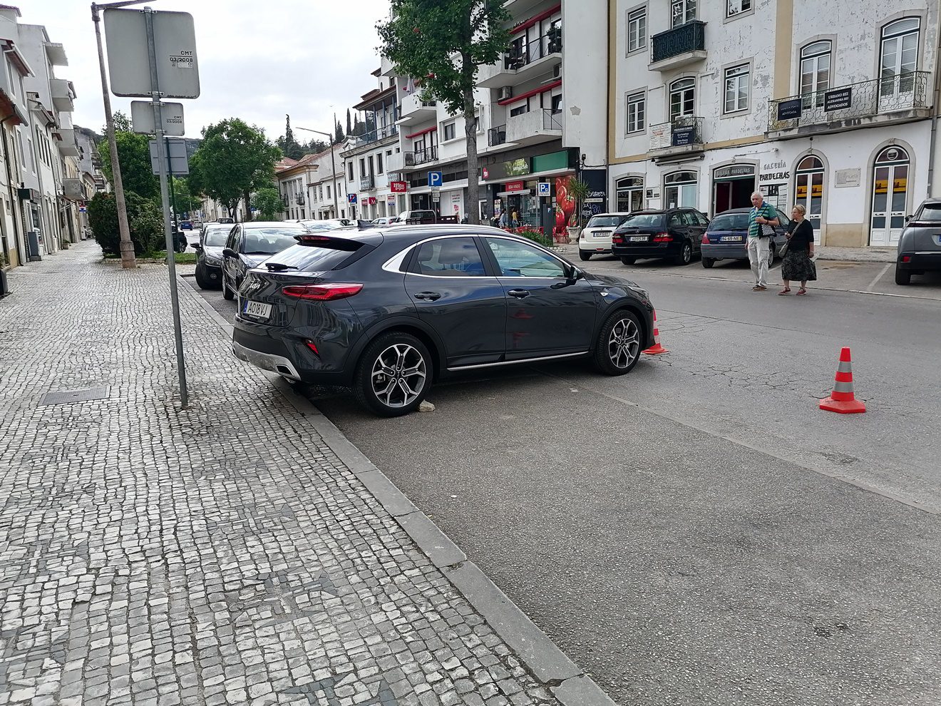 Carro destravado atravessou a rua e bateu noutro IMG 20220529 181534