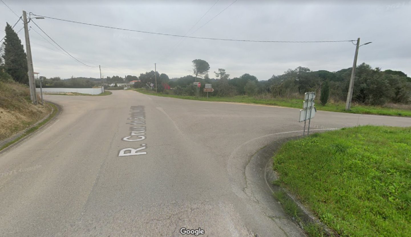 Motociclista partiu a perna numa colisão cruzamento 67890