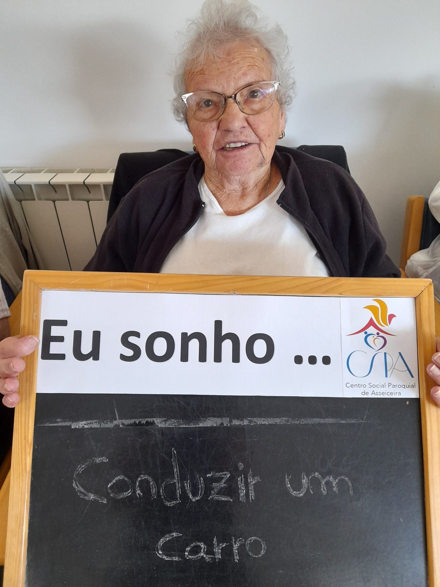 Aos 90 anos, D. Maria concretiza sonho de conduzir um carro (c/ vídeo) maria 520 749094090338375648 n