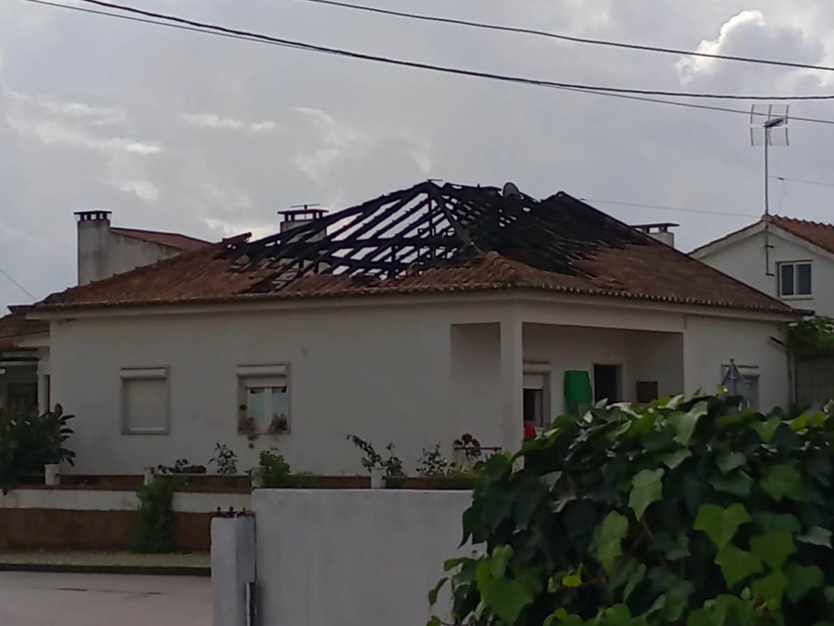 Incêndio destrói habitação em Riachos (c/ vídeo) riachos 7866867 5019034751592381519 n