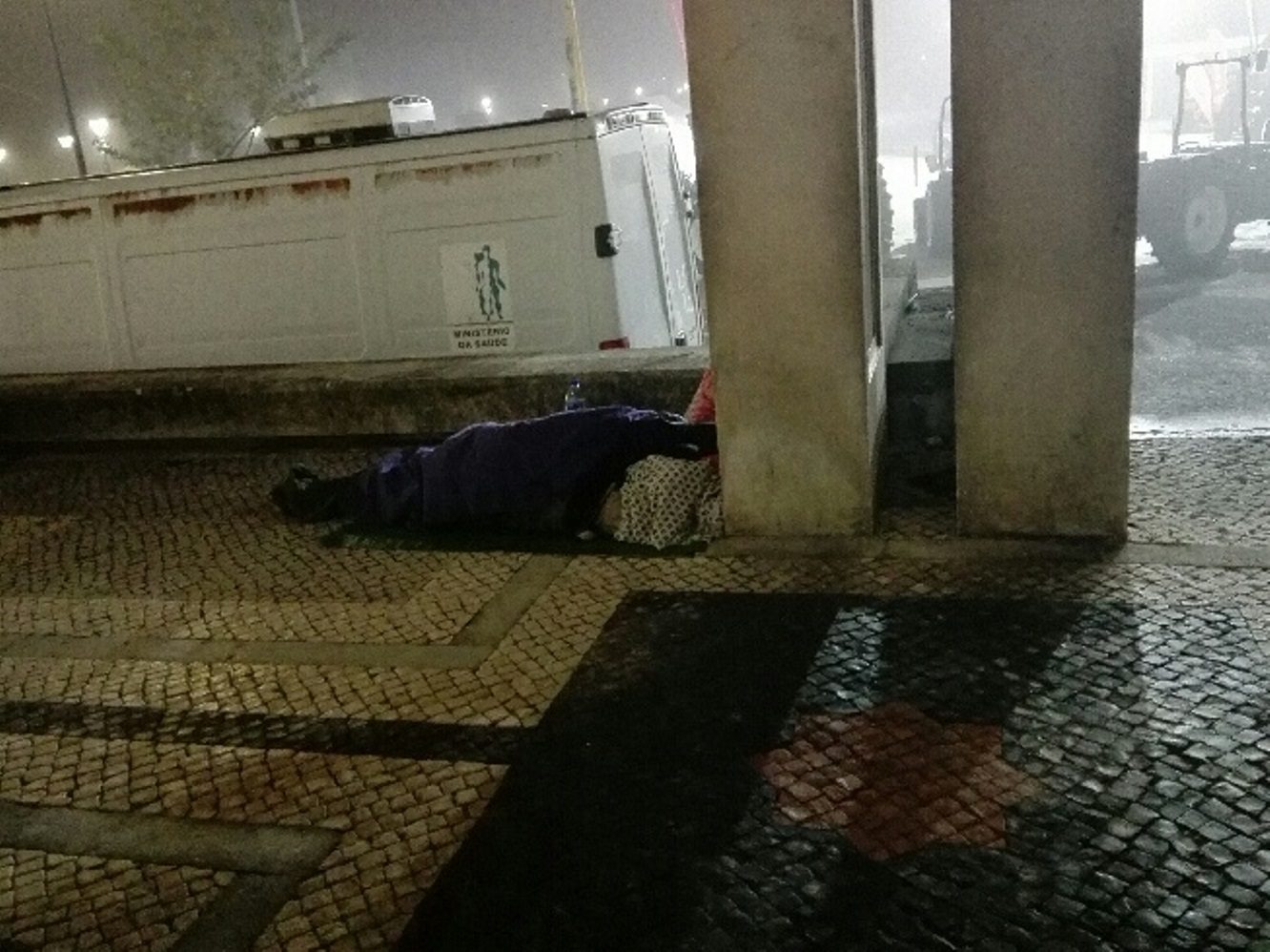 Sem abrigo dorme nas arcadas do tribunal sem abrigo PART 1666221158269