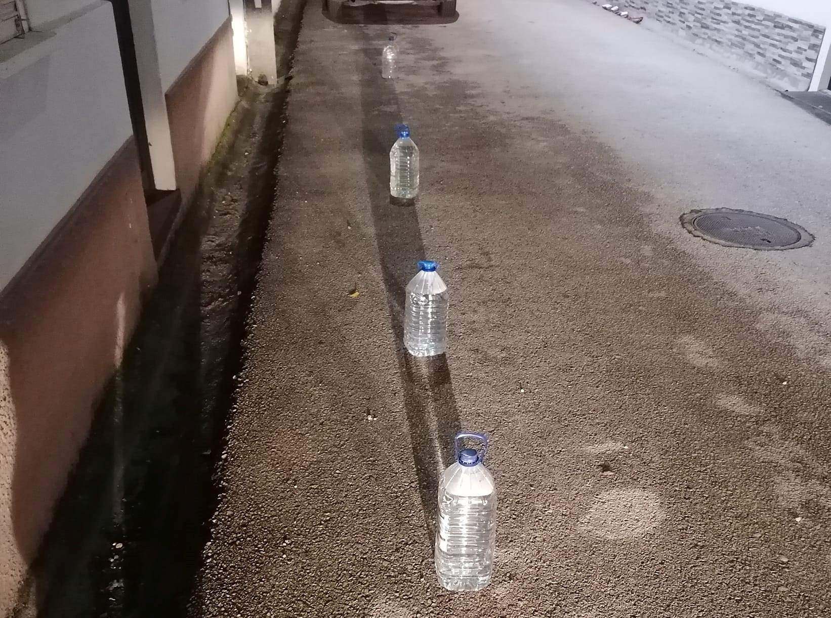Garrafões de água para proibir estacionamento estac 960127286 5767853145114621119 n