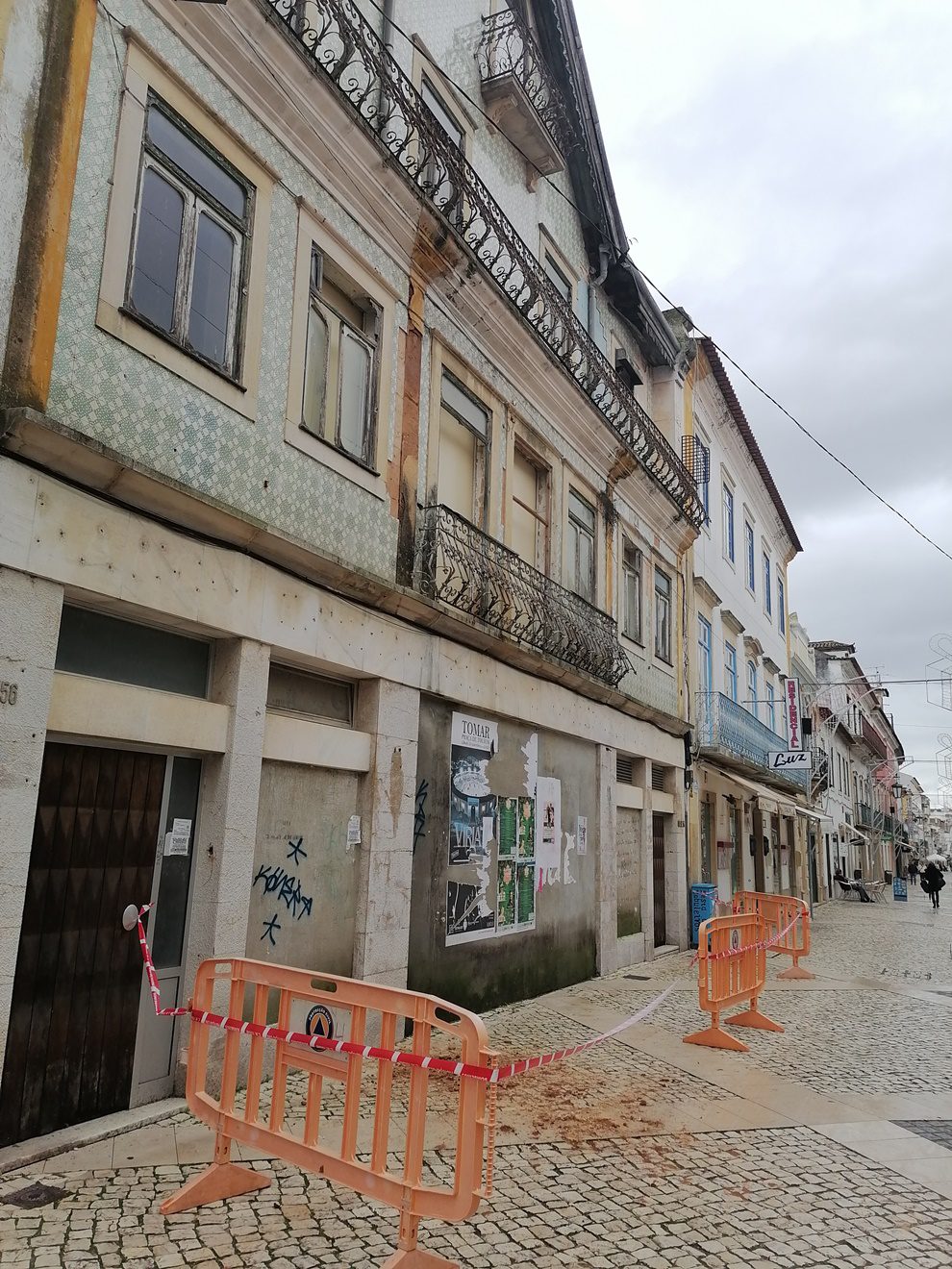 Perigo: reboco de parede caiu na Corredoura corredoura perigo IMG 20221210 100803
