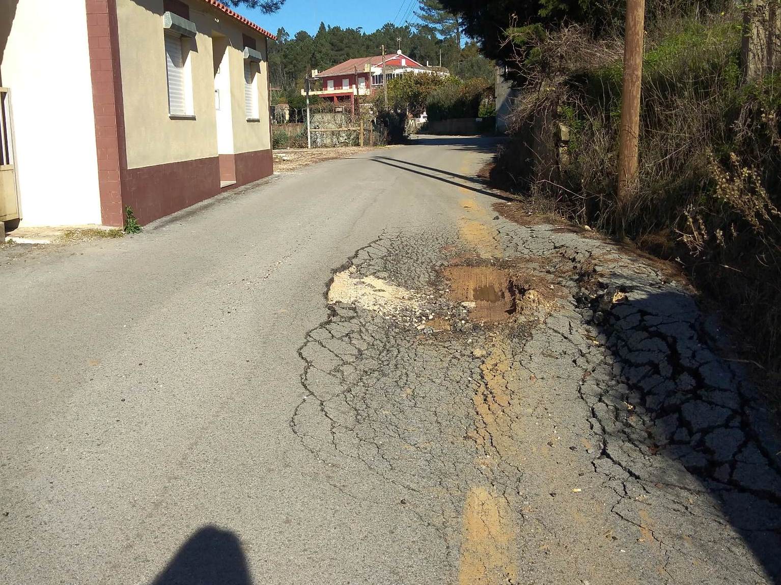 Buraco na estrada preocupa automobilistas (c/ vídeo) estrada buraco 473876022 2000676722785852871 n