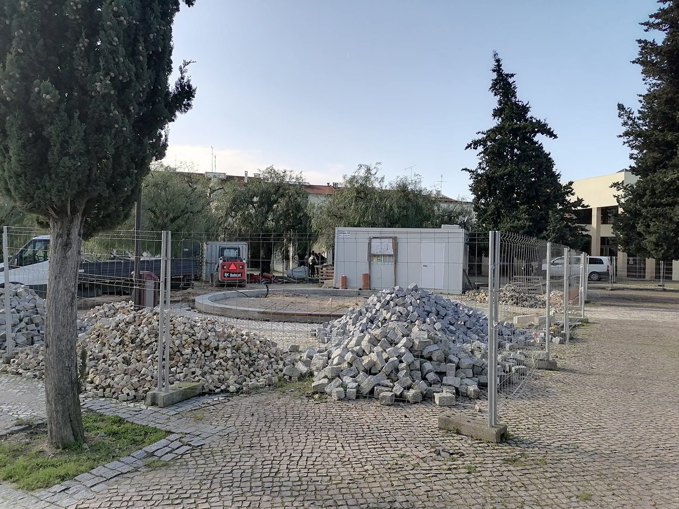 Obras à volta da biblioteca estão paradas há semanas biblioteca IMG 20230117 103713