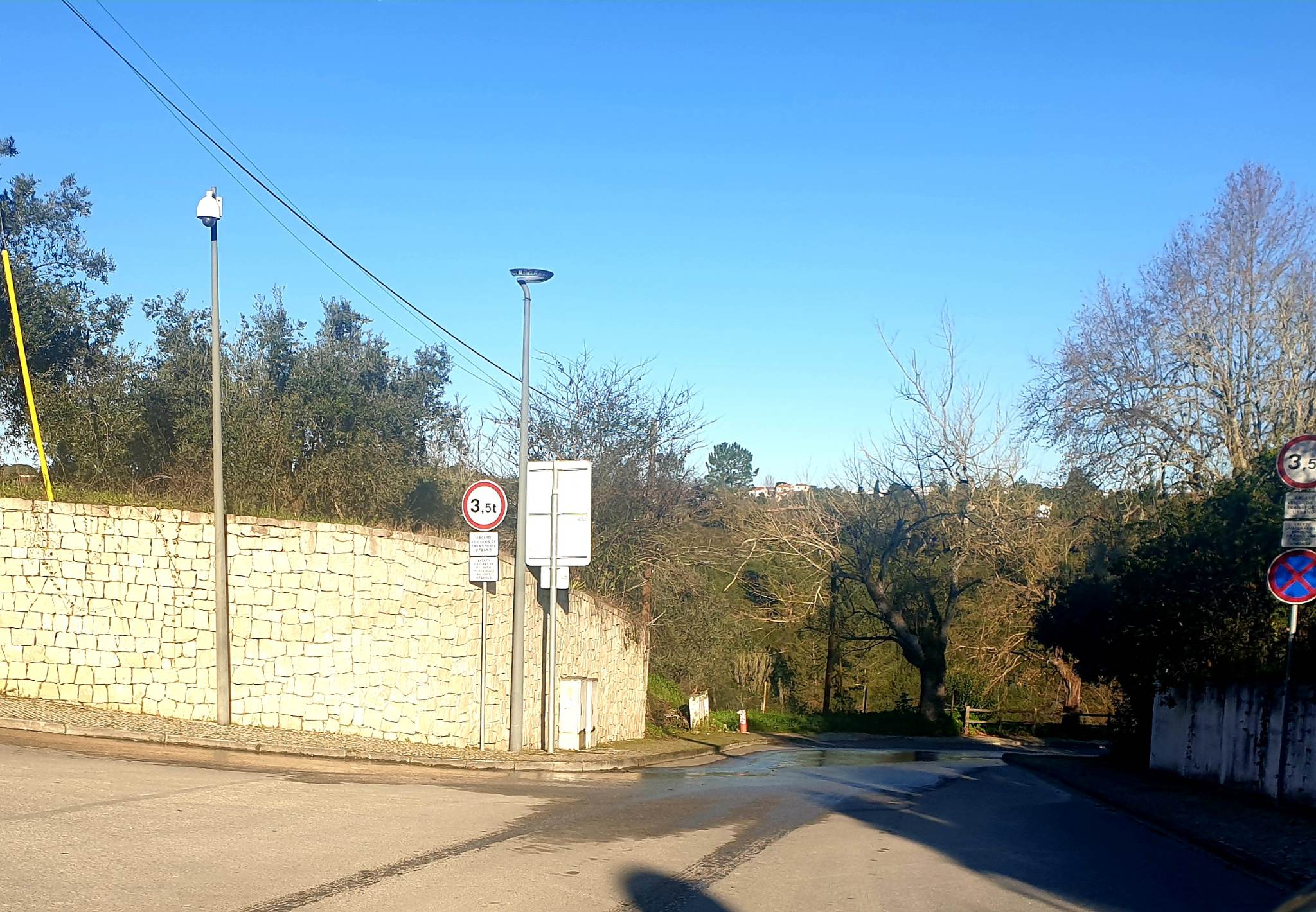 Rutura de água mantém-se há três semanas na estrada do Convento castelo 6354764 1195593920944007696 n