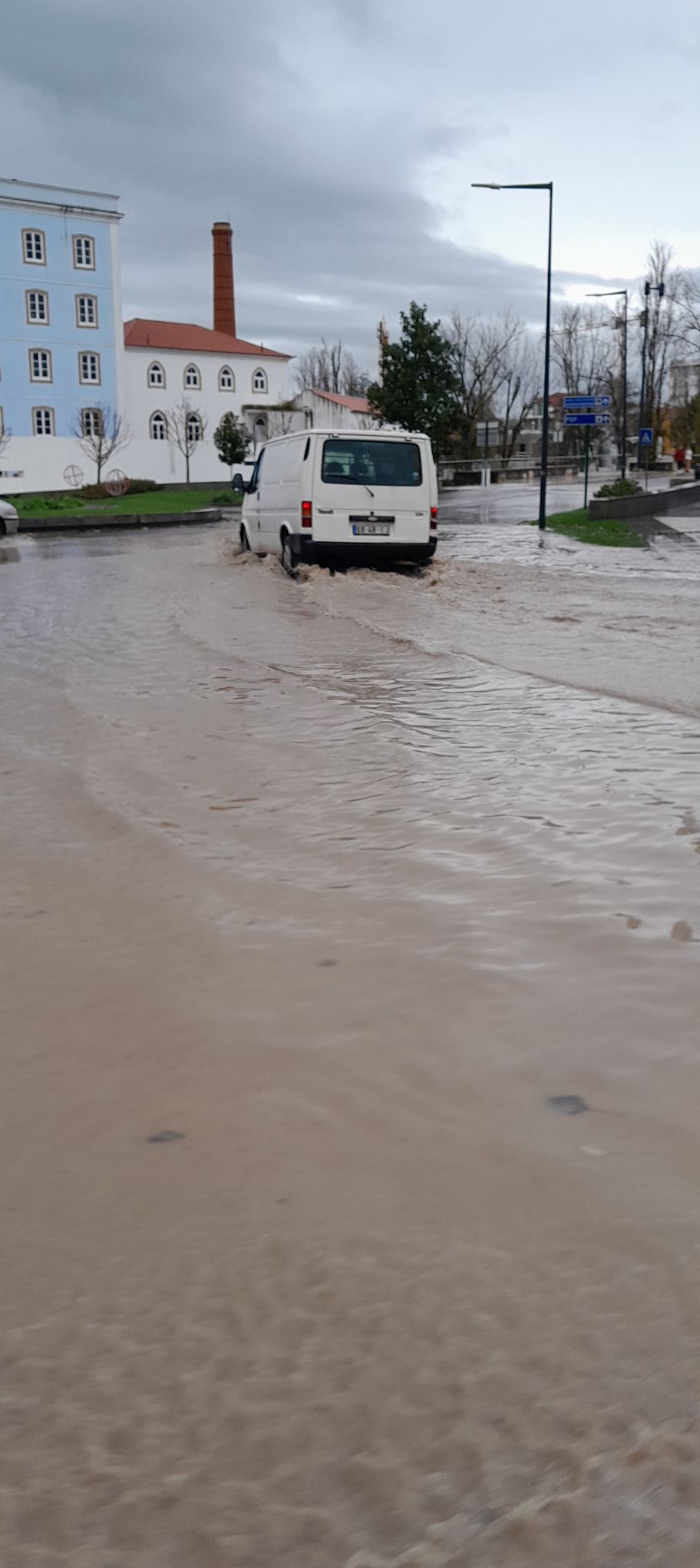 Rotunda Alves Redol inundada (c/ vídeo) inundacao 798663 7484013082314408382 n