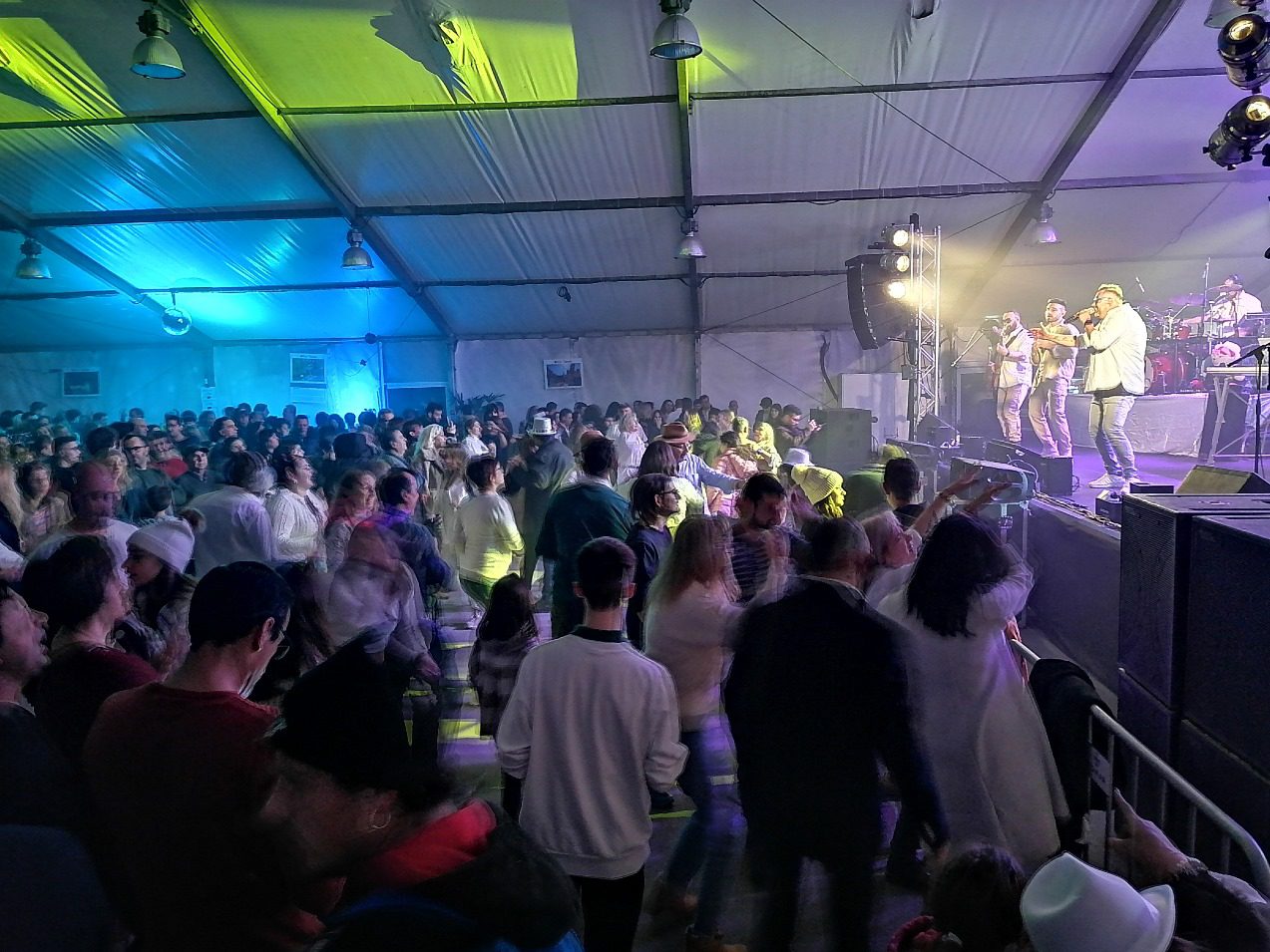 Imagens da festa de passagem do ano em Tomar tenda passagem de ano IMG 20230101 002558