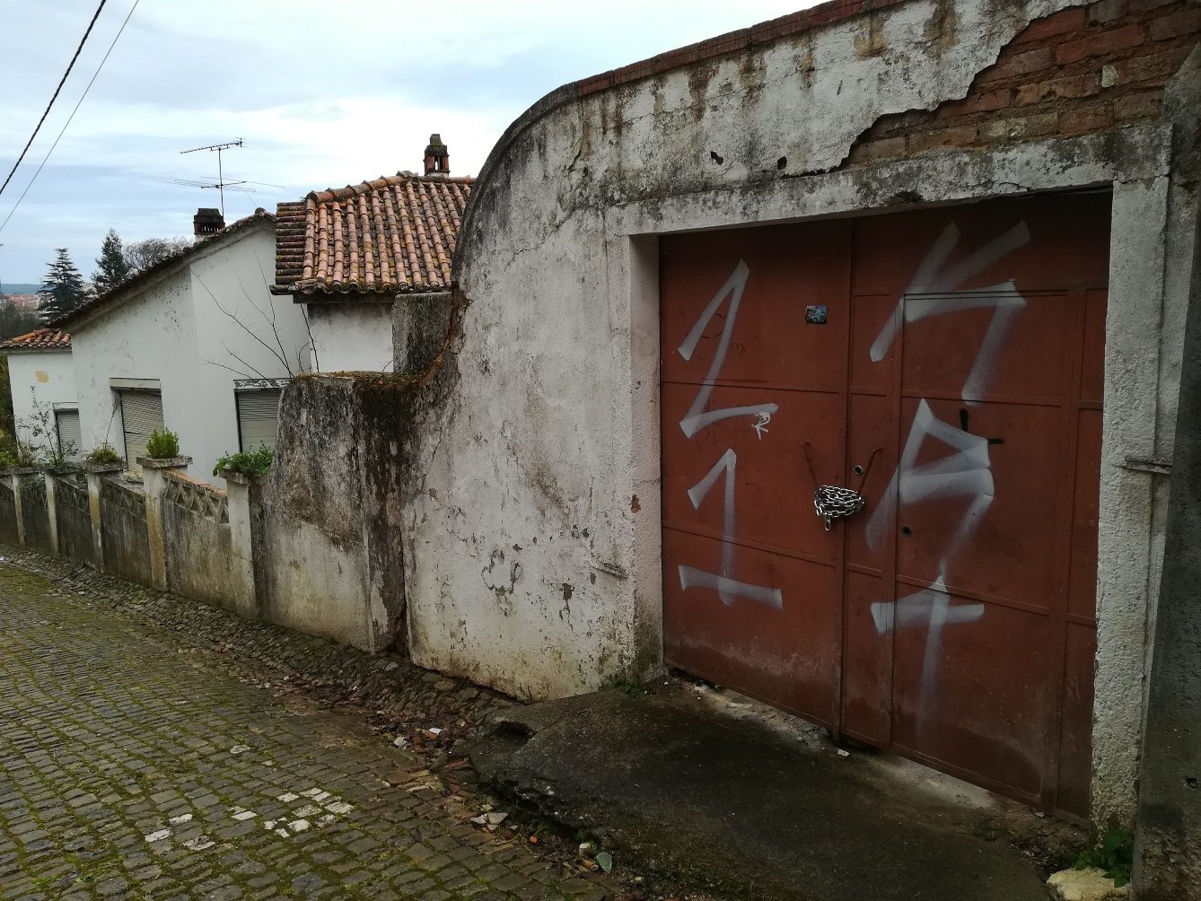 Bombeiros voltam a apagar chamas nas antigas instalações do lar de S. José lar s. jose IMG 20230305 080336