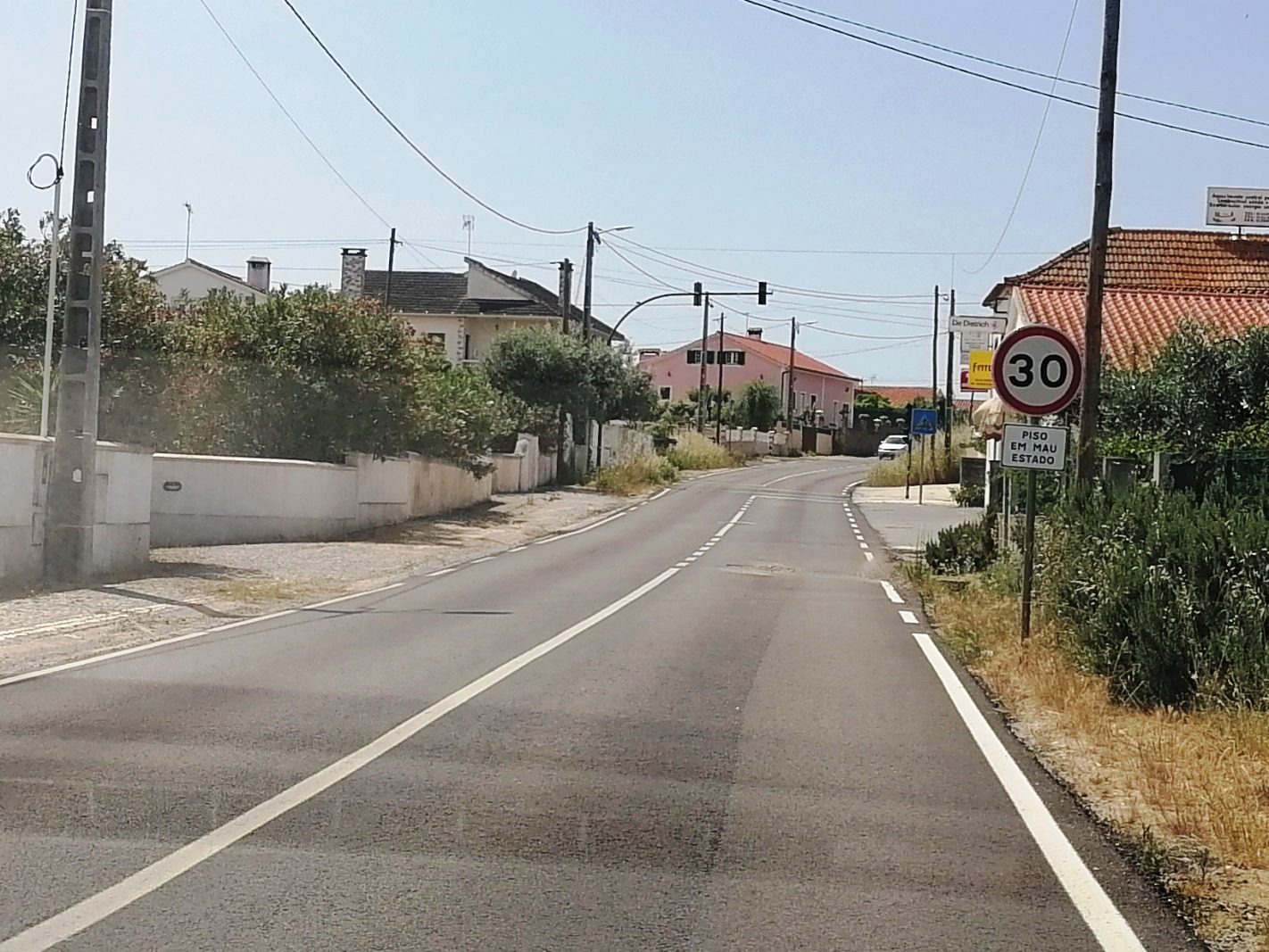 Estrada pavimentada há pouco tempo já está em mau estado estrada serra valdonas IMG 20230517 152548