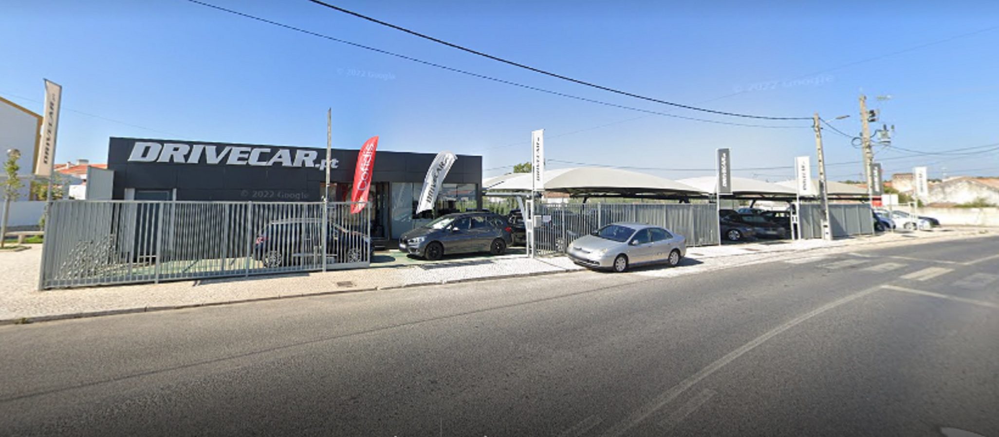 Carro despista-se contra stand de automóveis no Cartaxo drivecar