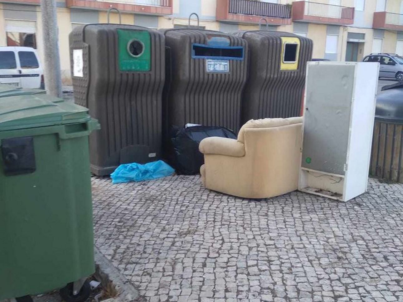 Lixo acumula-se ao lado da escola Jácome Ratton lixo 37868800824 1866355528876396129 n