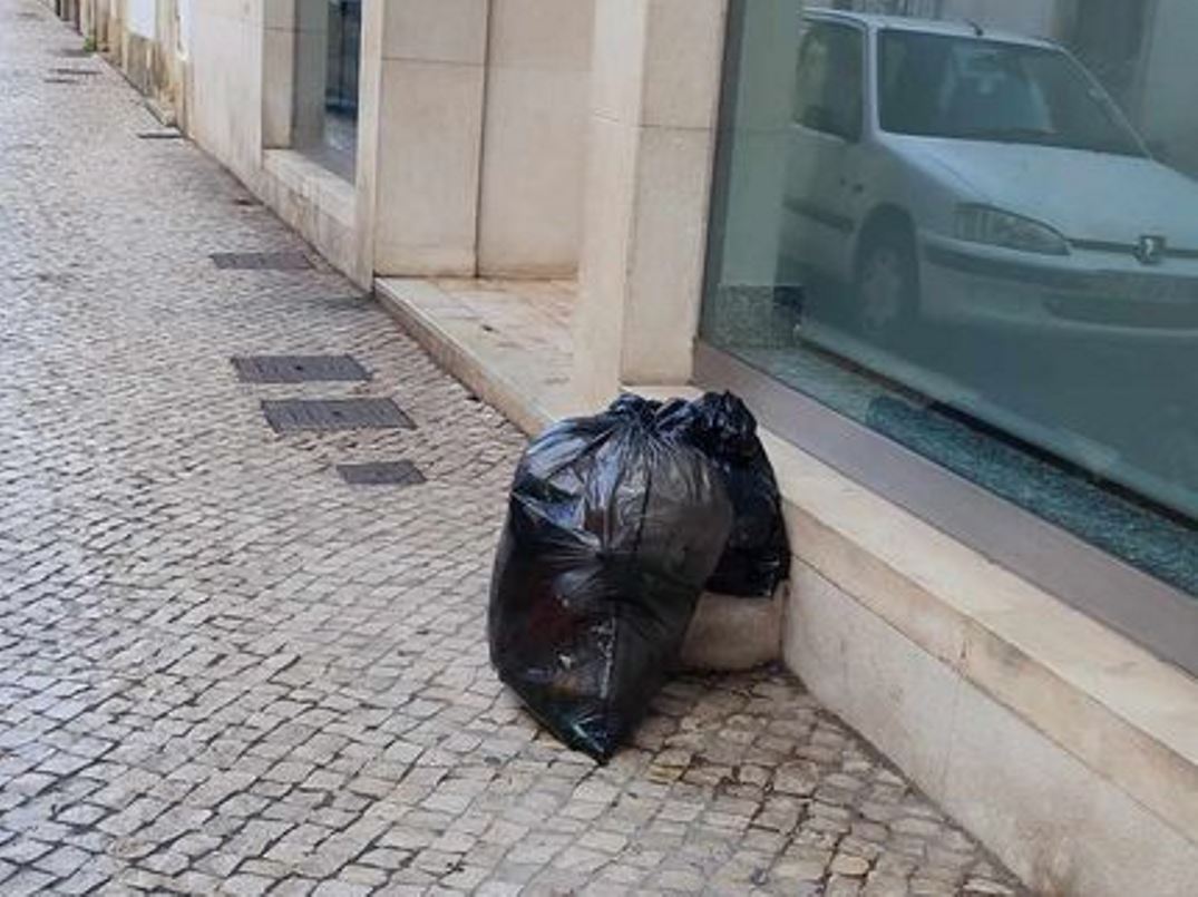 Moradores deixam sacos de lixo na rua lixo 72421 7384170276675574226 n