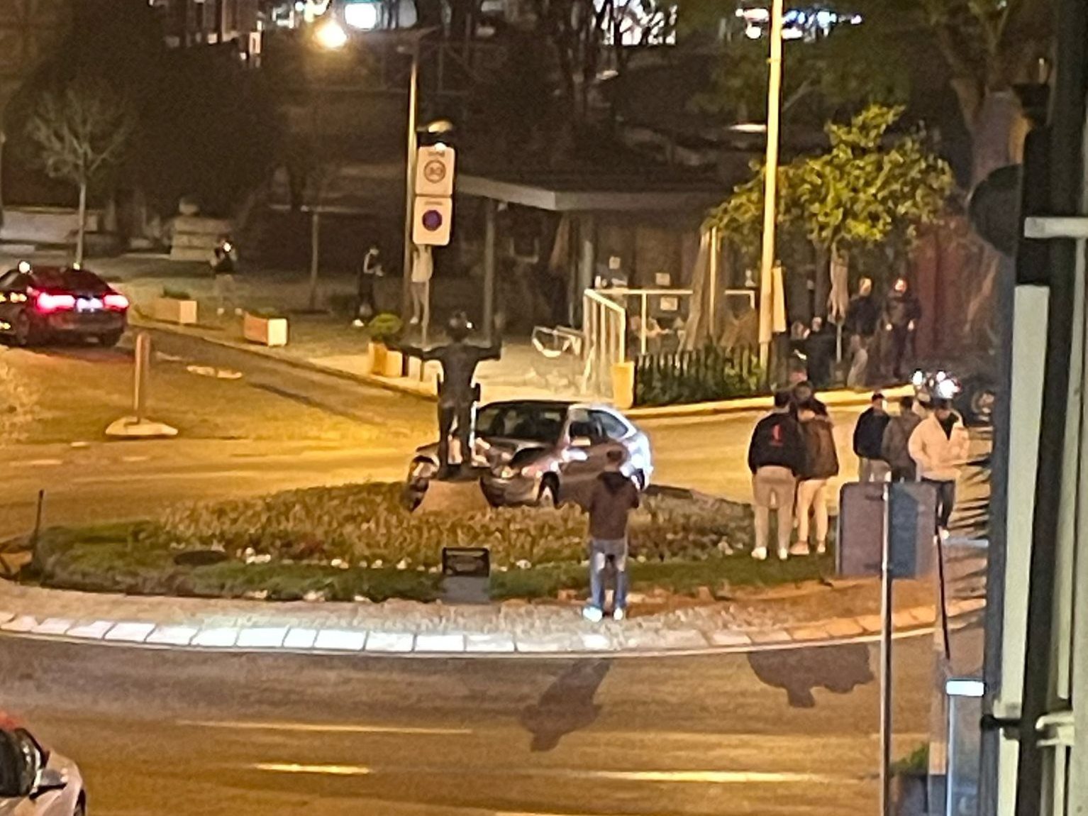 Carro choca contra estátua de polícia sinaleiro em Leiria sinaleiro 20782 6764256012984302206 n