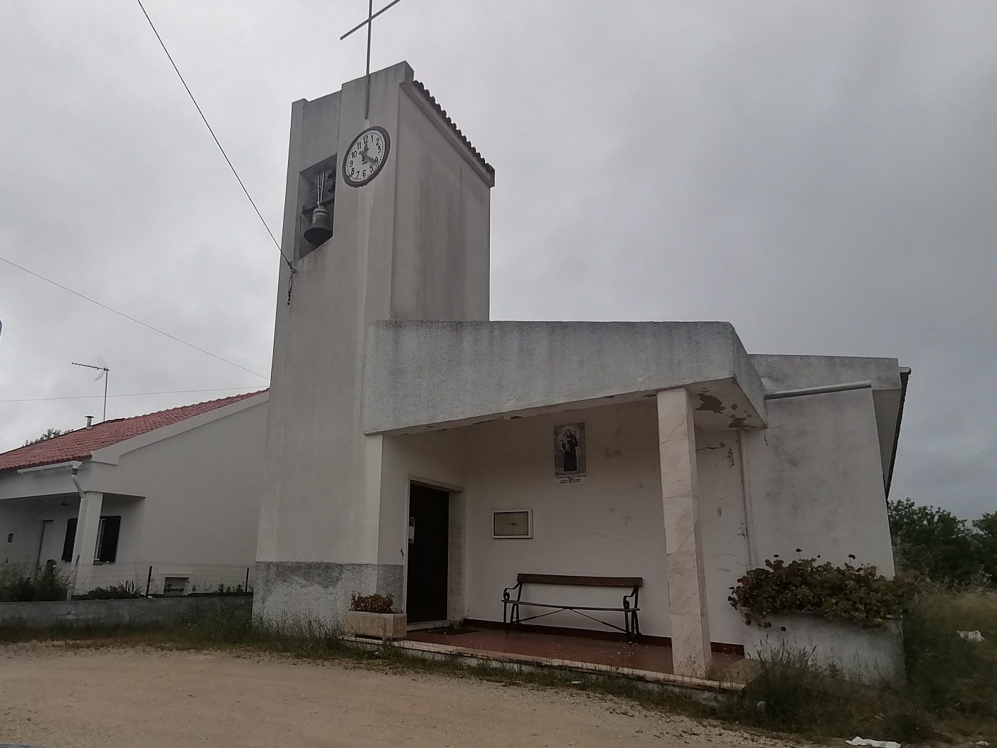 Lixo amontoado junto à capela de Carvalheiros capela carvalheiros IMG 20240513 181523
