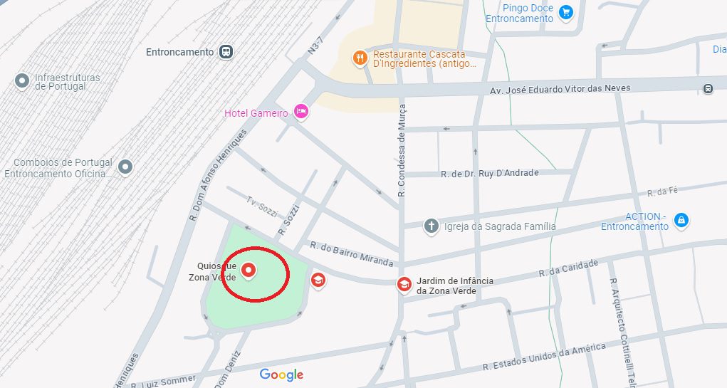Entroncamento inaugura parque infantil em forma de comboio zona verde