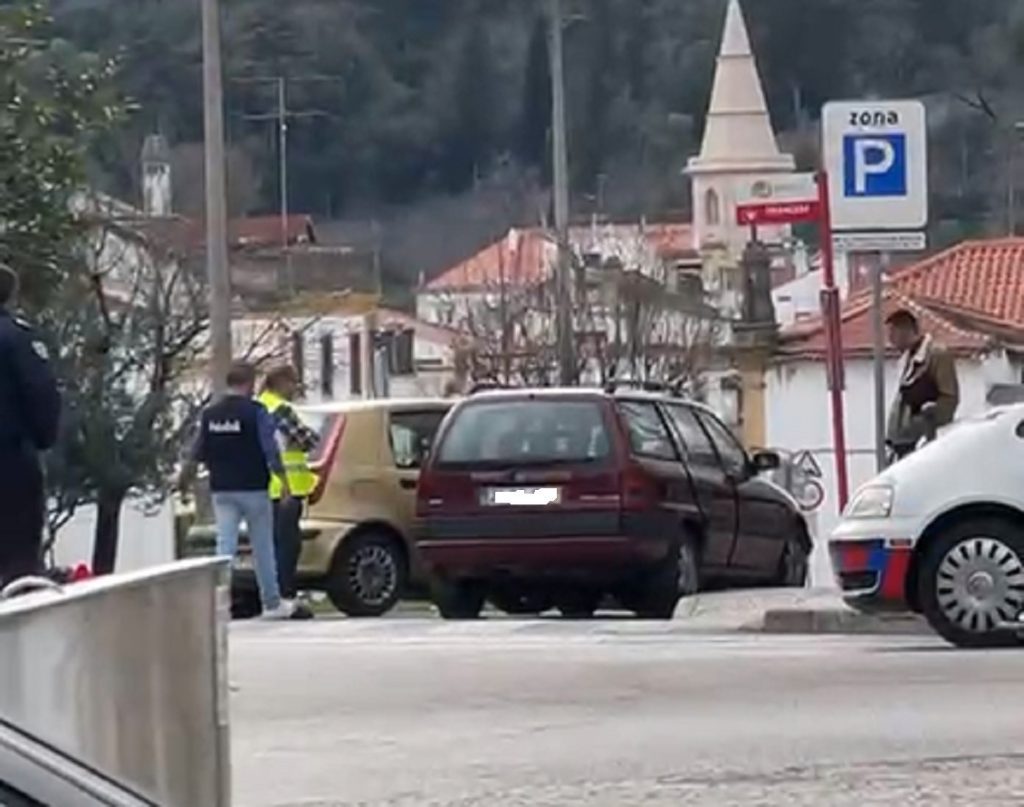Carro despista-se e arranca poste acid 67654