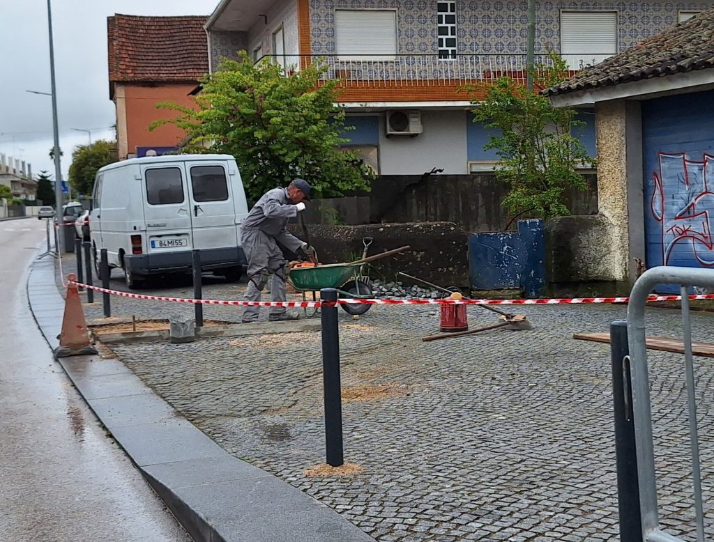 Câmara coloca pilaretes na estrada da Serra 20250421 154323