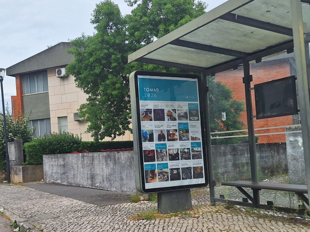Cartazes continuam a anunciar eventos de 2025 mupi 20260406 154525