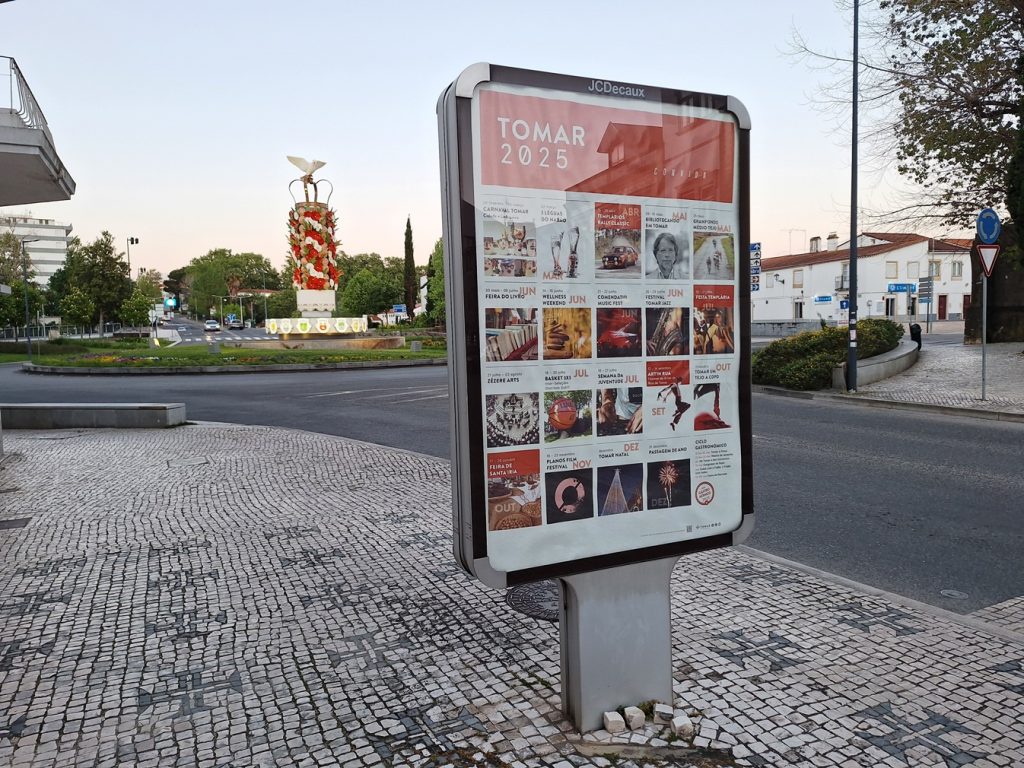 Cartazes continuam a anunciar eventos de 2025 mupi 20260412 200218