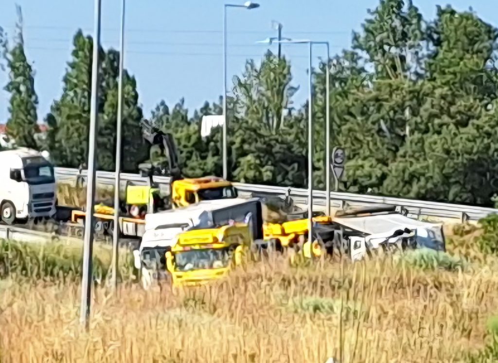 Camião tombou no nó da A13 com a A23 (c/ vídeo) Screenshot 20260530 085259 Gallery