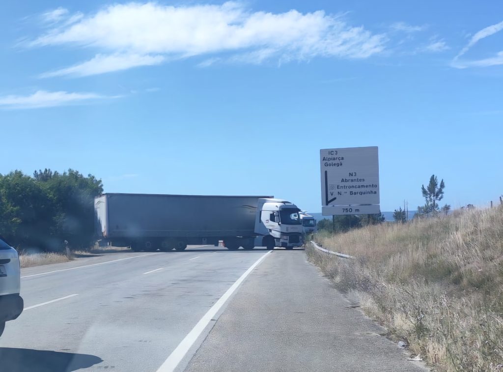 Colisão entre veículo ligeiro e camião provoca um morto e corta IC3 IMG 20260605 WA0002
