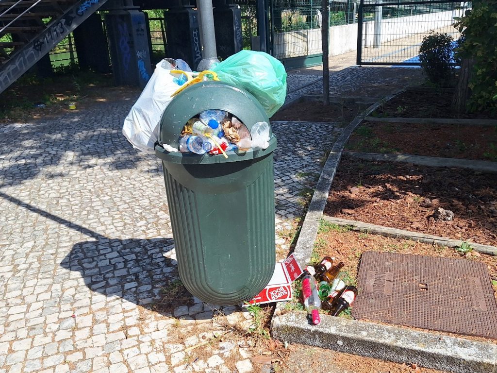 Mais eventos, mais lixo, as mesmas papeleiras lixo 20260607 103314