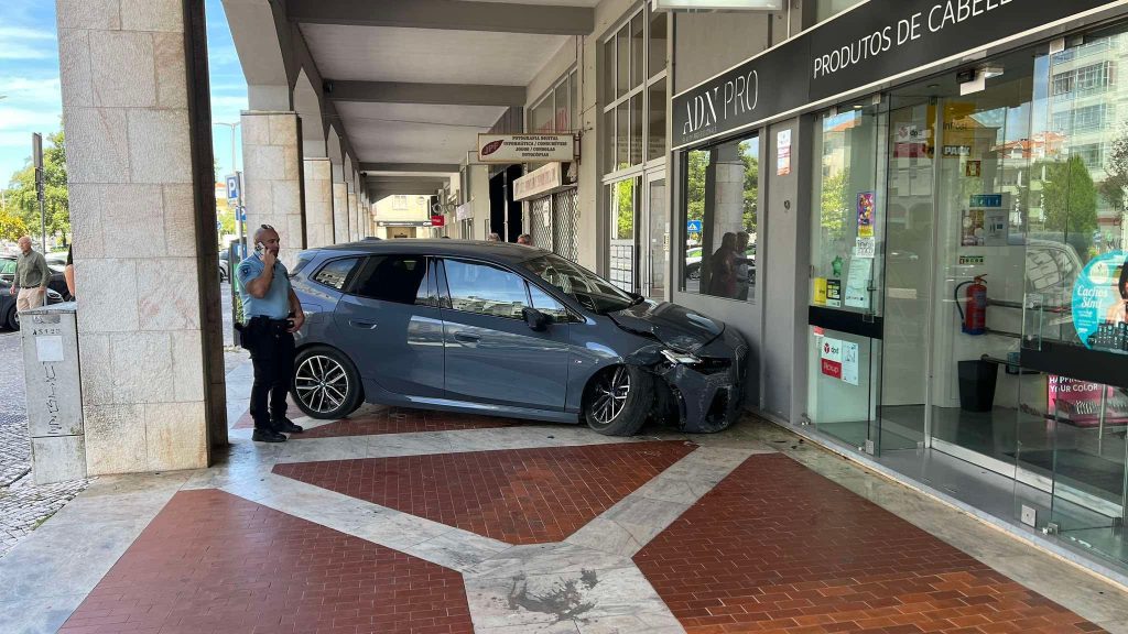 Carro despistou-se, subiu o passeio e embateu num prédio no centro de Tomar received 984766364407011