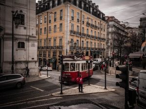 Lisboa, Porto e Madeira: um roteiro para quem viaja e gosta de boa companhia lisbon tram