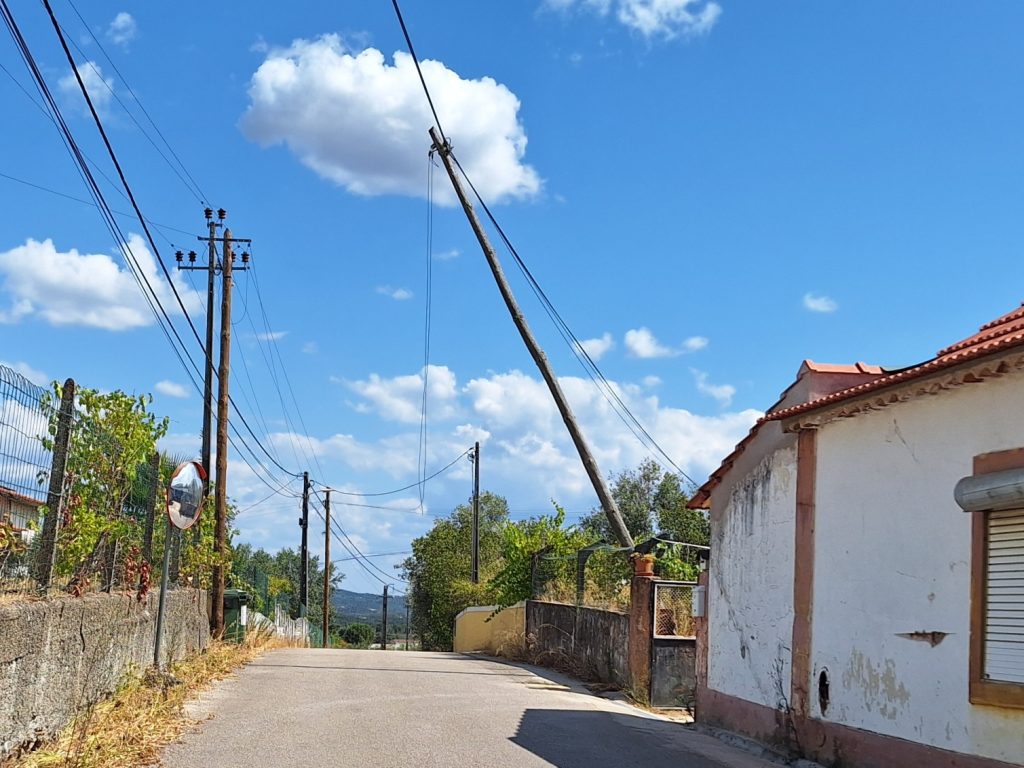 Poste em perigo de queda poste 20260712 160835