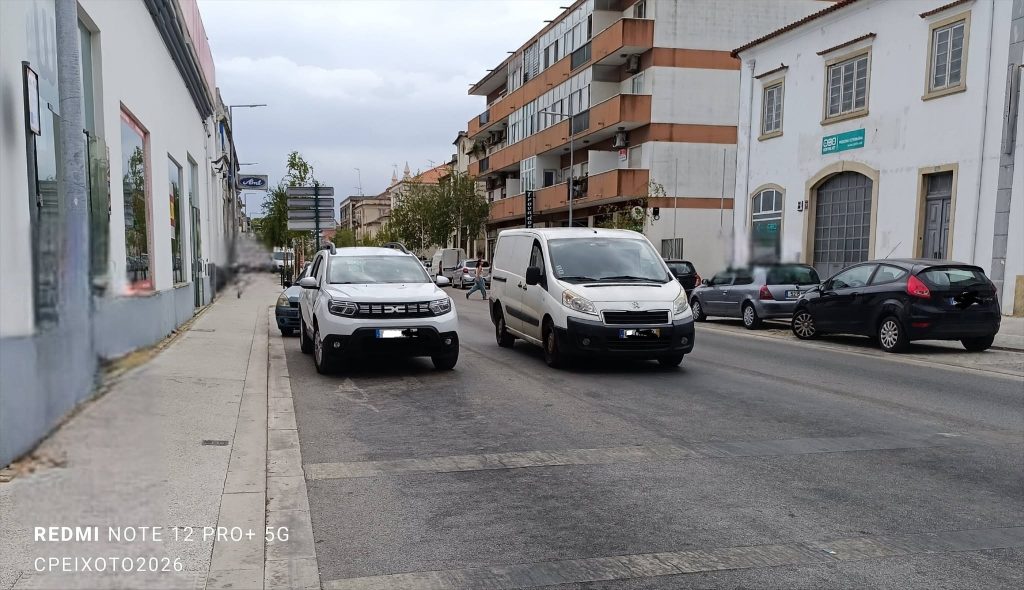 Condutor estaciona e bloqueia trânsito na av. Nuno Álvares Pereira estac 2981219621437 430347570270024232 n