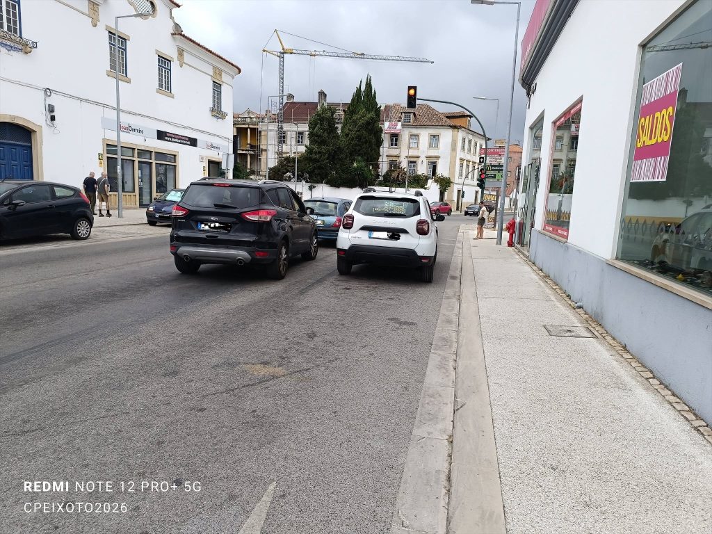 Condutor estaciona e bloqueia trânsito na av. Nuno Álvares Pereira estac 981846288041 7106130092359182139 n
