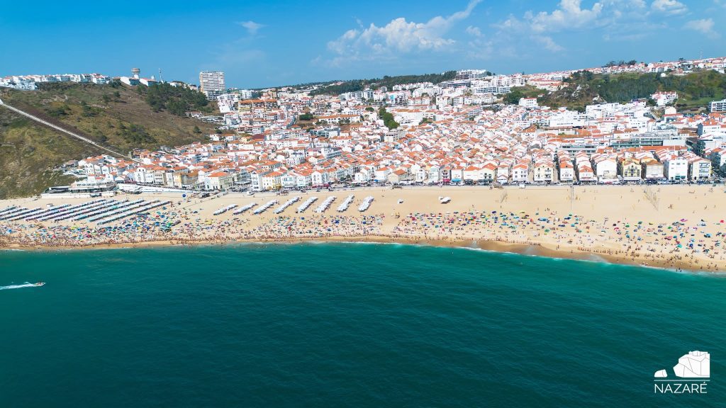 Cordão humano uniu banhistas na praia da Nazaré nazare 7016274804198 3423000307945908640 n