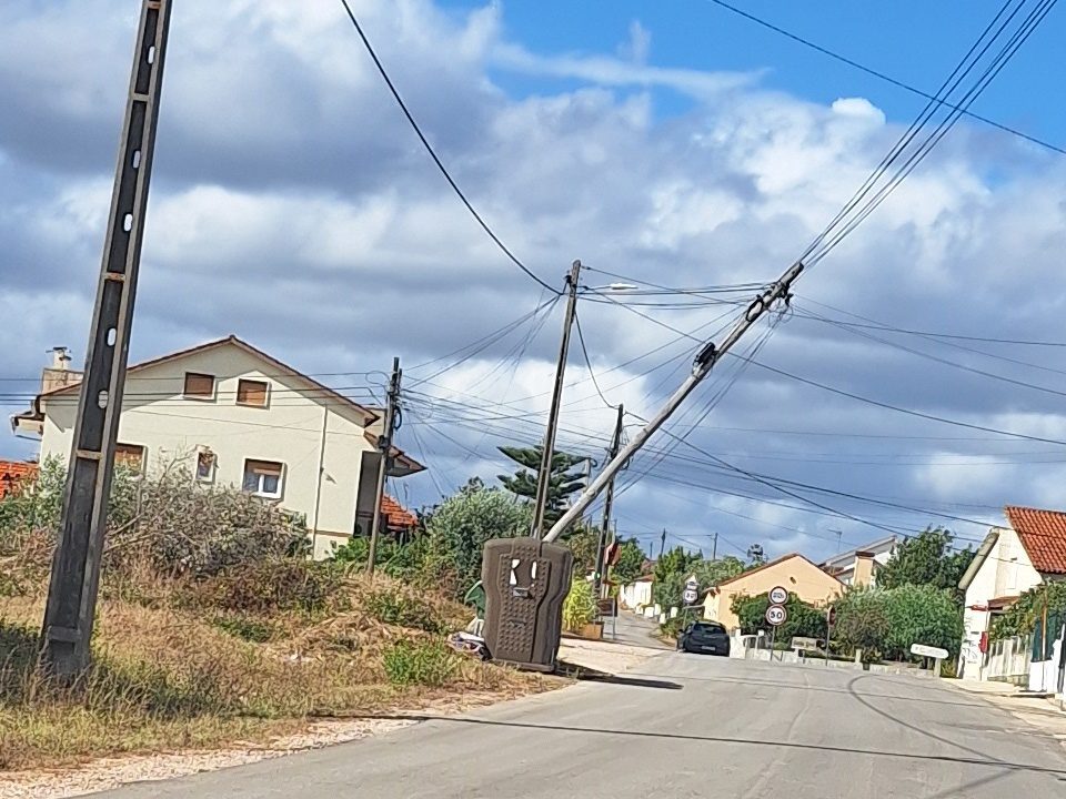 Perigo agrava-se com poste cada vez mais inclinado poste 20260824 163853 rotated