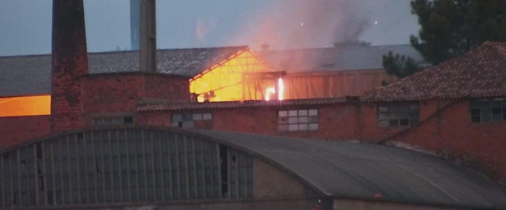 Incêndio na antiga cerâmica da Portela IMG 20261011 WA0007