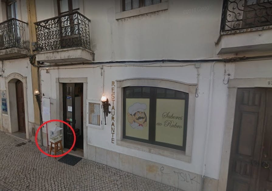 Gaiola com periquitos roubada de restaurante restaur